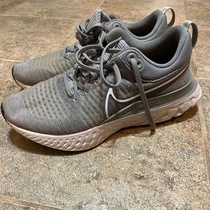 Nike react sneakers women’s size 9